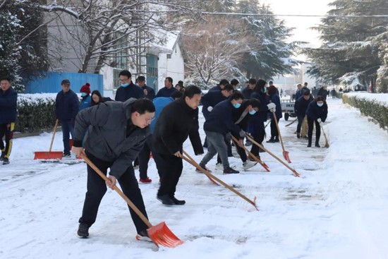 中國船舶風帆公司積極組織掃雪，確保員工出行安全